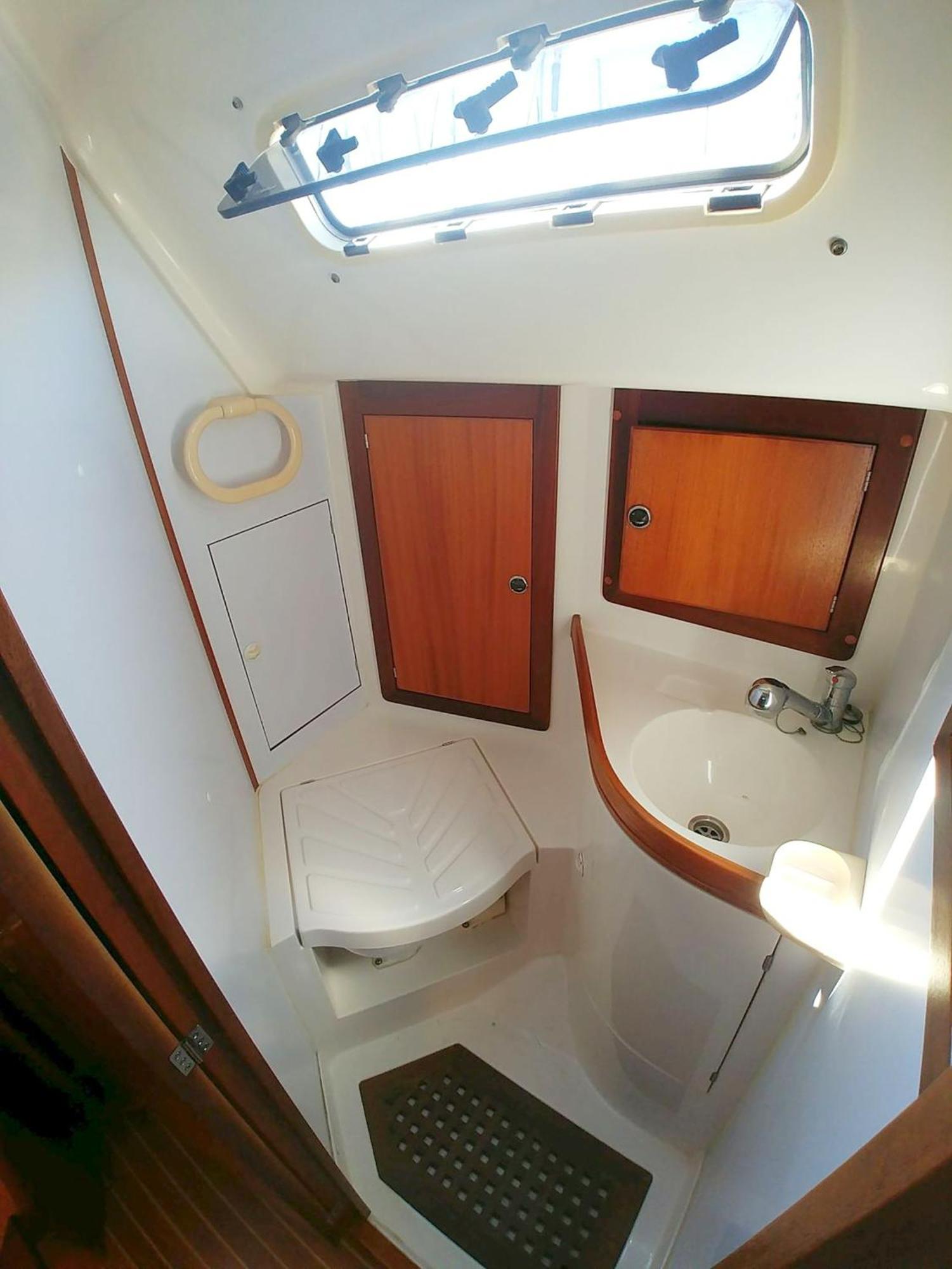 Apartment Be Local - Sleep Aboard A Sailing Boat In *