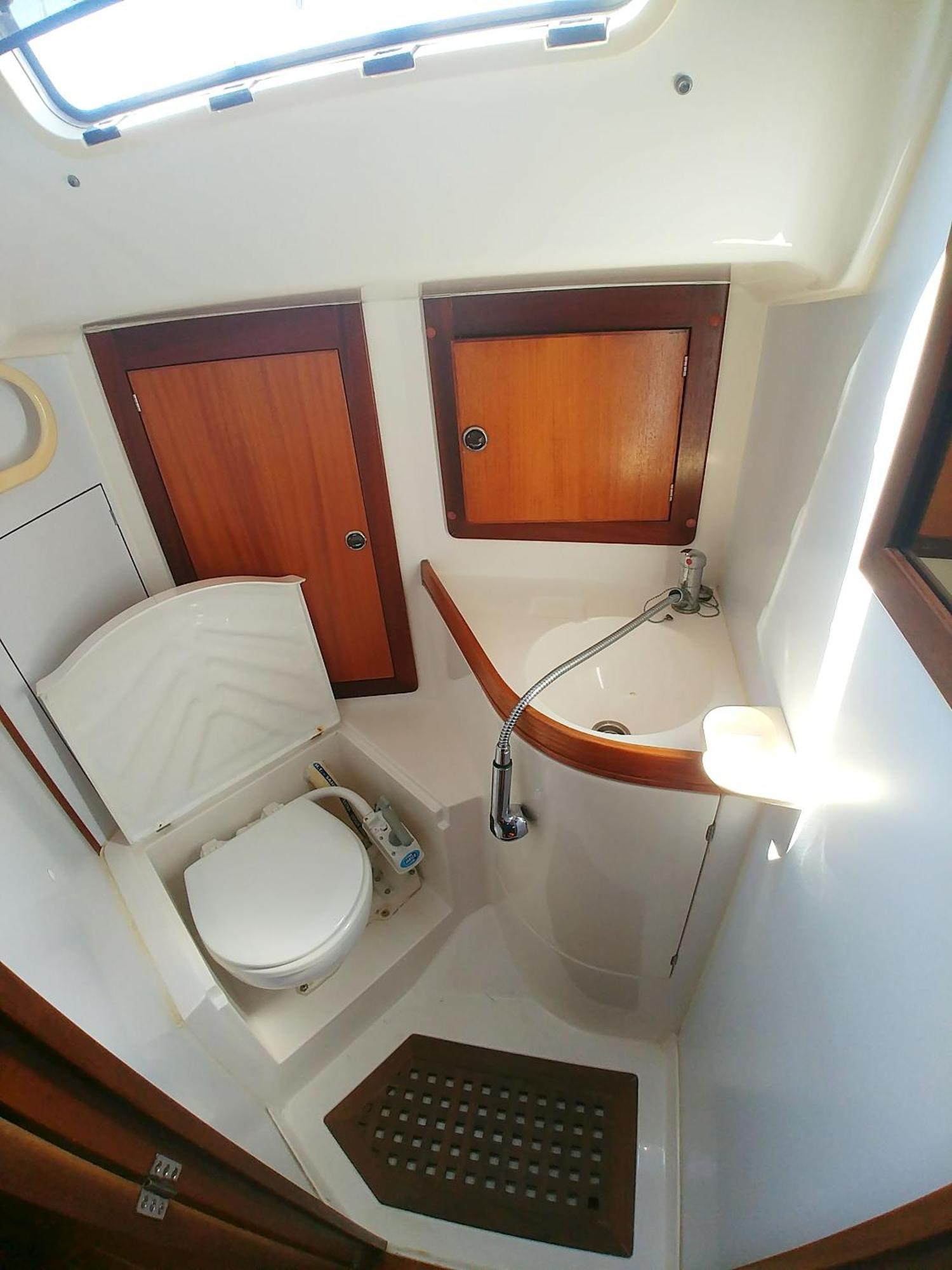 Be Local - Sleep Aboard A Sailing Boat In Lisbon