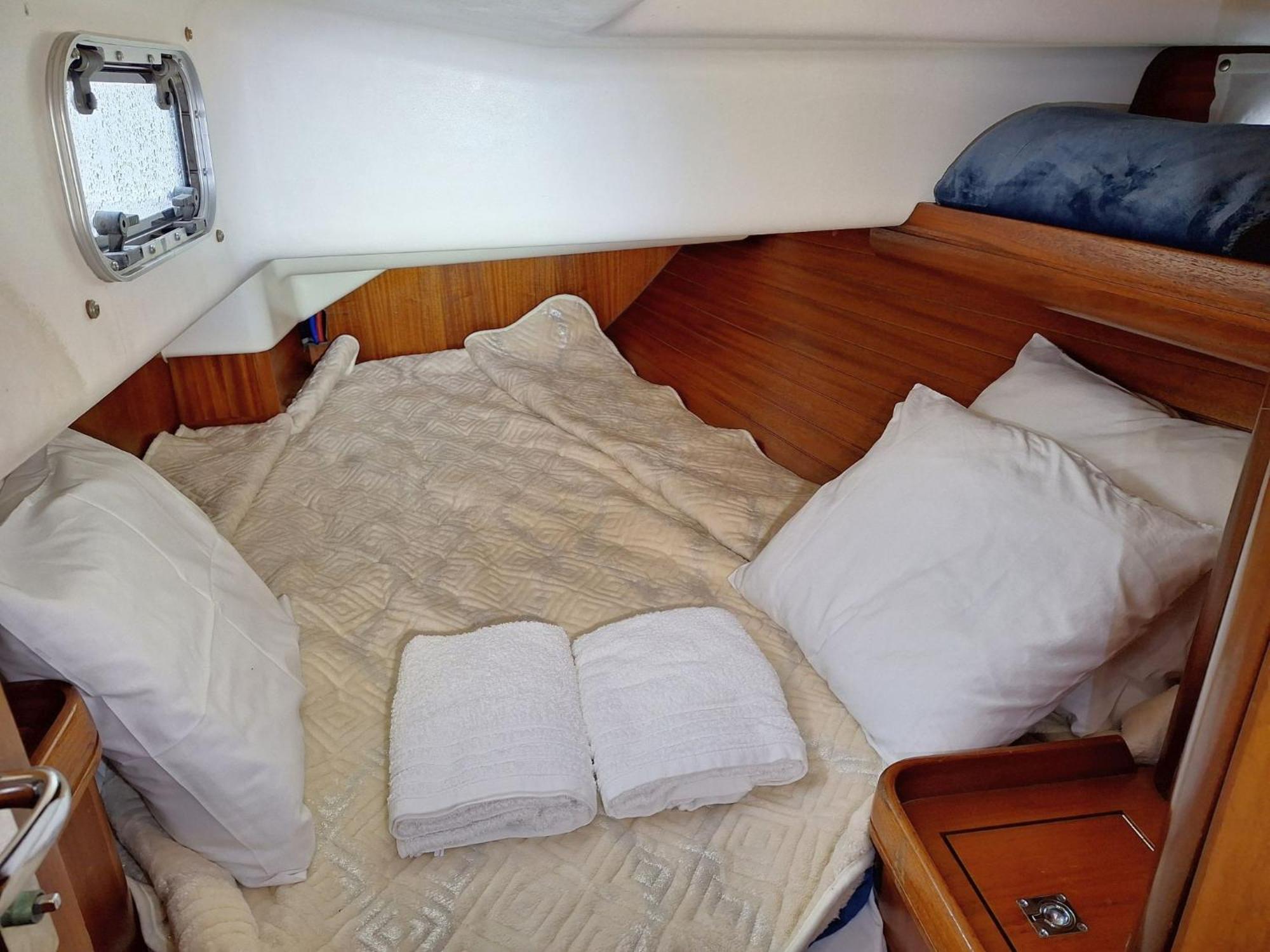 Be Local - Sleep Aboard A Sailing Boat In Apartment