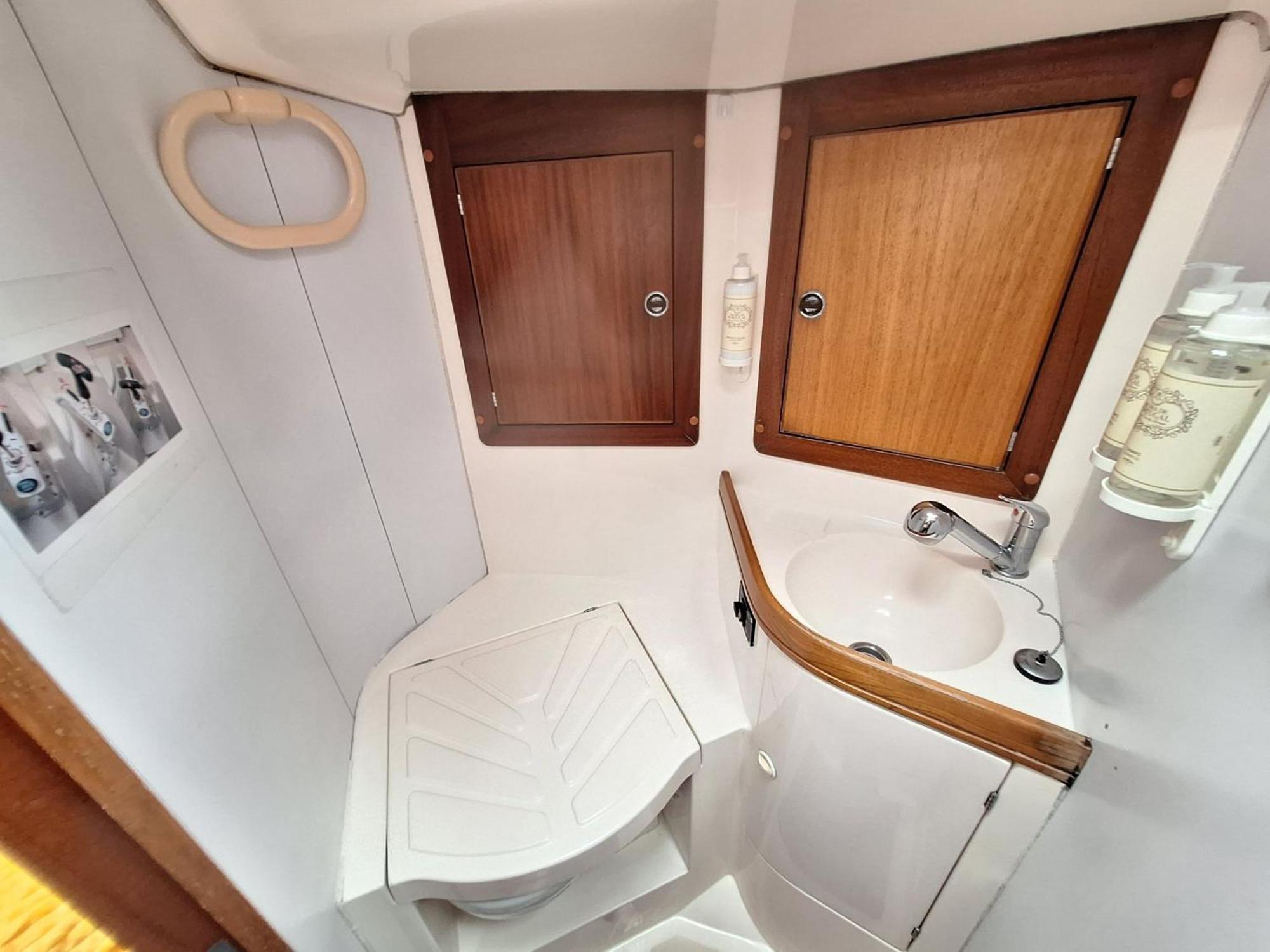 Be Local - Sleep Aboard A Sailing Boat In Lisbon