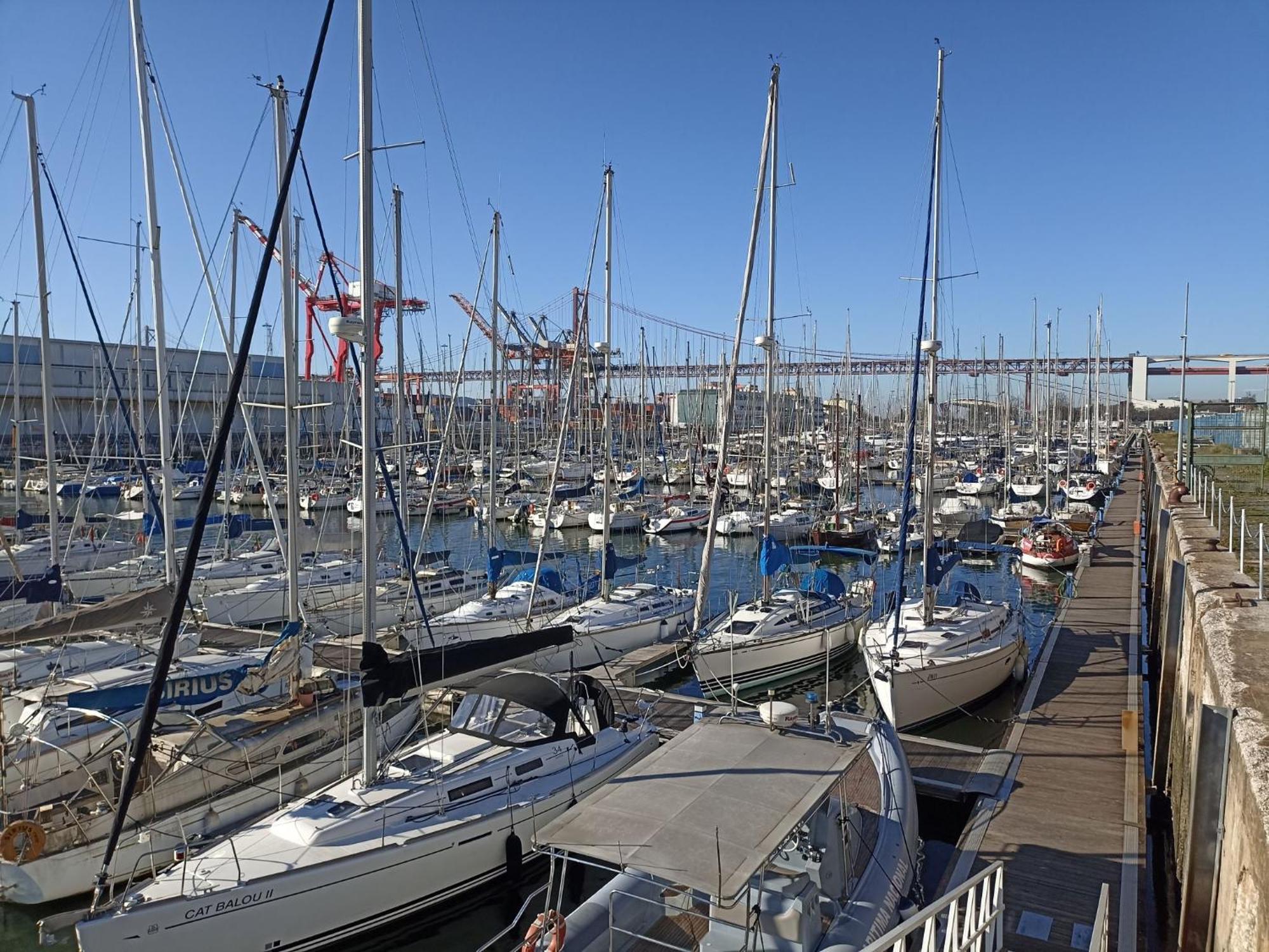 Be Local - Sleep Aboard A Sailing Boat In Lisbon